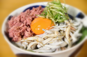 氷魚（ひうお）の釜揚げと近江牛コンビーフの丼