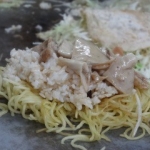 焼きそばの上に炒めたライスを載せて・・・