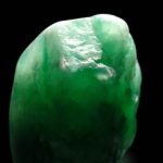 日本の国石ヒスイ　写真提供：糸魚川市
