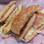 グリルチキンバーガー ソルト&レモンの肉汁