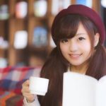 カフェで微笑むYUKA