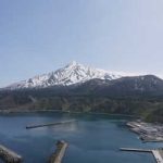 白い山「利尻山」 真ん中画面右の2連の溶岩ドーム「ポン山」 港の手前の標高100mほどの基盤岩「古利尻島」