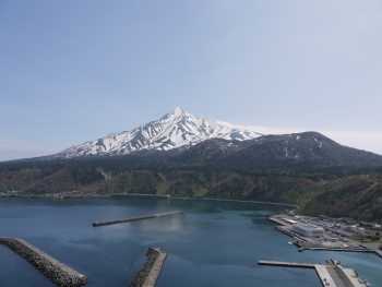白い山「利尻山」真ん中画面右の2連の溶岩ドーム「ポン山」港の手前の標高100mほどの基盤岩「古利尻島」